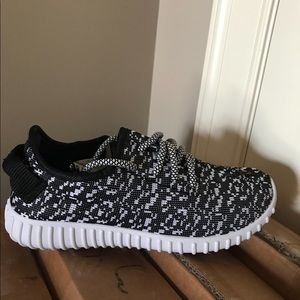 Black and white tennis shoes
